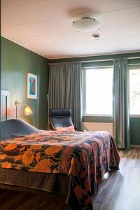 托弗塔托福花园酒店的一间卧室设有一张床和一个窗口