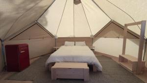 圣安东尼奥·德·卡隆Camping Pla de la Torre的帐篷内一间卧室,配有一张床