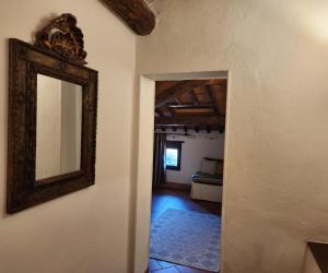卡斯德尔诺沃贝拉登卡库丽娜度假村别墅的挂在走廊旁墙上的镜子
