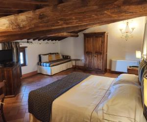 卡斯德尔诺沃贝拉登卡库丽娜度假村别墅的一间卧室配有一张床和一台电视。