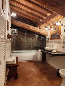 卡斯德尔诺沃贝拉登卡库丽娜度假村别墅的浴室配有盥洗盆和浴缸。