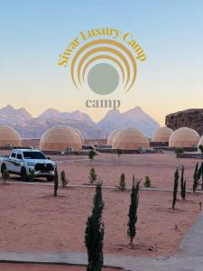 瓦迪拉姆Siwar Luxury Camp的停在沙漠中的汽车,上面标有读主要竖琴的标志