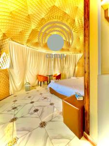 瓦迪拉姆Siwar Luxury Camp的一间卧室设有一张带天花板的大床