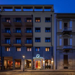 卡塞塔Hotel dei Cavalieri Caserta - La Reggia的夜间酒店 ⁇ 染