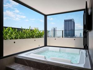 曼谷诺福特暹罗广场酒店的享有城市天际线美景的浴缸