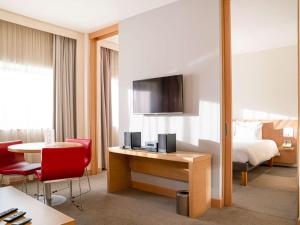 加济安泰普加济安泰普诺富特酒店的酒店客房配有一张床和一张桌子