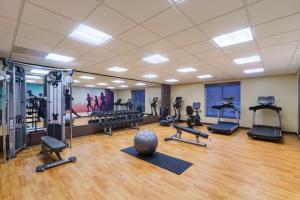 布莱克斯堡布莱克斯堡/大学凯悦嘉轩酒店的健身房拥有许多跑步机和机器