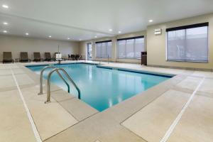布莱克斯堡布莱克斯堡/大学凯悦嘉轩酒店的在酒店房间的一个大型游泳池