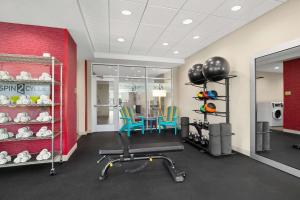 尼斯维尔Home2 Suites By Hilton Niceville Eglin Air Force Base的健身室设有配备长凳和椅子的健身房