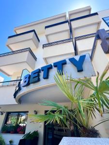 里米尼Hotel Betty的建筑物一侧的标志