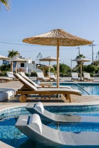 纳克索乔拉Naxos Finest Hotel & Villas的一个带躺椅和遮阳伞的游泳池