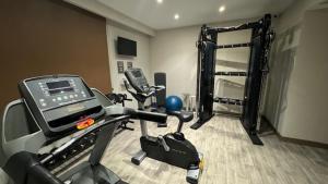 突尼斯高尔夫皇家酒店的一间设有健身房、电话和一台机器的客房