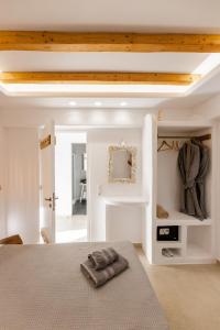 纳克索乔拉Naxos Finest Hotel & Villas的一间卧室配有一张大床和镜子