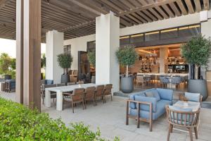富查伊拉富吉拉海滩皇宫度假村的一个带桌椅的户外庭院和一间酒吧