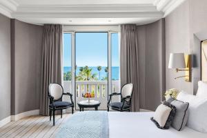 戛纳雄伟戛纳巴里耶尔酒店的酒店客房设有一张床,享有海景。