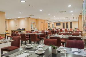 帕伦西亚欧洲之星戴安娜宫酒店的大型用餐室配有桌椅