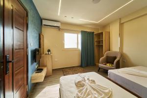开罗New Gardenia Pyramids view的酒店客房,配有两张床和椅子