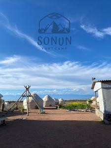 博孔巴耶沃Yurt camp Sonun的帐篷前的露营标志