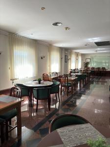 莫加多鲁Hotel Trindade Coelho的餐厅内带桌椅的用餐室