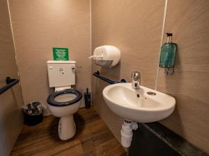 YHA伊甸园项目旅舍的一间浴室