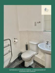 利兹Ideal for Professional Staff in LS1 Financial Hub的一间带卫生间和水槽的浴室