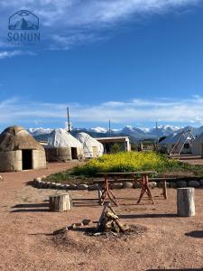 博孔巴耶沃Yurt camp Sonun的一组帐篷前的野餐桌