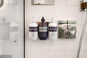 伦敦YOTELPAD London Stratford的浴室墙上的四种清洁产品