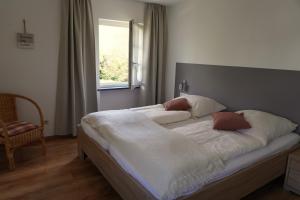 贝尔恩卡斯特尔-库斯Feriengut Bohn的卧室内的一张带两个枕头的床