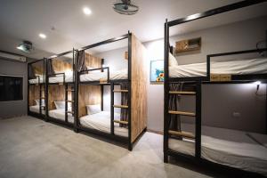 富国9Station Hostel & Bar Phu Quoc的一间设有三张双层床的客房