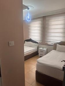 科尼亚阿斯亚酒店的客房设有两张床和窗户。