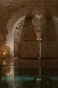 克拉科夫罗萨博得酒店的石头房,设有水池和石墙