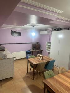 科尼亚阿斯亚酒店的厨房配有桌椅和紫色墙壁