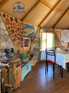 博孔巴耶沃Yurt camp Sonun的帐篷内的房间,配有桌椅