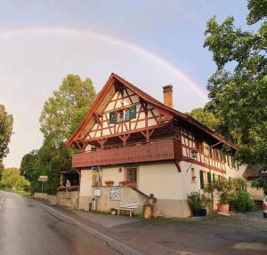 FlaachStudio beim Rhein - Ziegelhütte的天空中带彩虹的房子