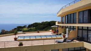阿尔沃尔Foz Club - Algarve的从带游泳池的大楼的阳台上可欣赏到风景
