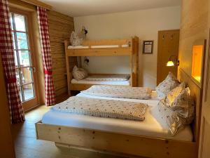 克里姆尔克岑维特乡村宾馆的一间卧室设有两张双层床和一扇窗户。