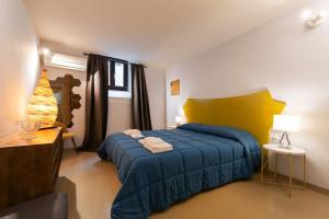 佛罗伦萨Arch Apartment Duomo - Florence的一间卧室,卧室内配有蓝色和黄色的床
