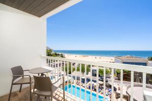 波尔蒂芒木星阿尔加维酒店的享有海滩和海洋美景的阳台。