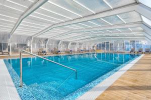 波尔蒂芒木星阿尔加维酒店的大楼内一个蓝色的大型游泳池