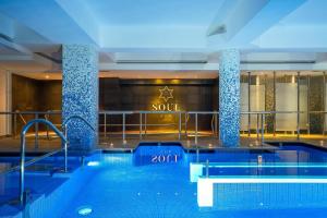 波尔蒂芒木星阿尔加维酒店的一座带有心灵读物标志的建筑中的游泳池
