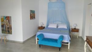 Aghios Petros AlonissosOdyssia near the Seaside的一间卧室配有蓝色的床和蓝色椅子