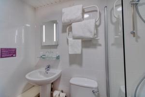 芬当The Bridge House; BW Signature Collection的浴室配有卫生间、盥洗盆和淋浴。