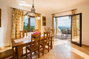 索塔Sa Roca Blanca的厨房以及带桌椅的用餐室。