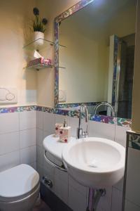 罗马Gioiello Vaticano的一间带水槽、卫生间和镜子的浴室