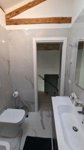 威尼斯丽都Casa Rosabianca - Ristrutturata的浴室配有白色卫生间和盥洗盆。