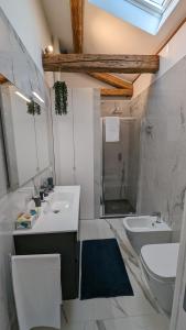 威尼斯丽都Casa Rosabianca - Ristrutturata的一间带两个盥洗盆和卫生间的浴室