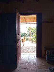 加夫多斯岛Metochi Gavdos的开放式门,位于带户外露台的房间
