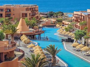 圣米格尔德阿沃纳Barceló Tenerife的一座带游泳池和棕榈树的度假村的形象