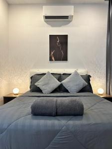 宾南邦ITCC Manhattan Suites by AURORA的一间卧室配有一张大床和两个枕头