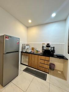 宾南邦ITCC Manhattan Suites by AURORA的带冰箱和柜台的厨房